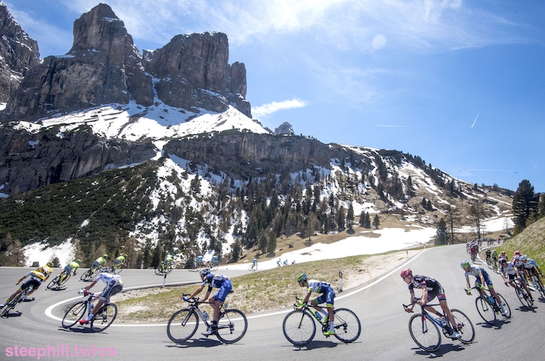 Colombian rider Esteban Chaves of Orica GreenEdge (C) on the way of the 14th stage of Giro d’Italia cycling race from Alpago to Corvara, 21 May 2016. ANSA/CLAUDIO PERI