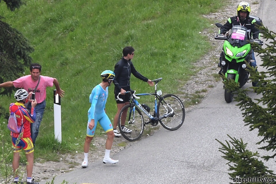 Nibali aguardando a troca da biciclista.