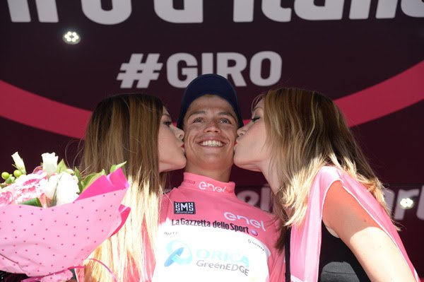 Esteban Chaves recebendo a camisa rosa de líder do Giro 2016.