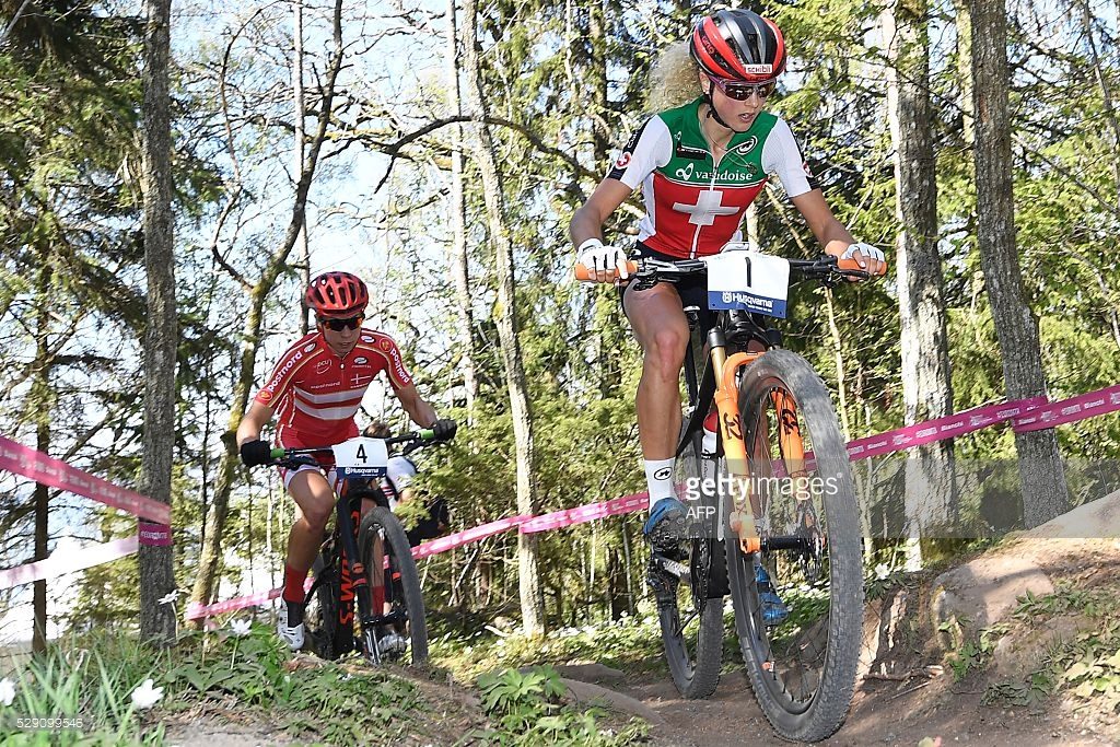 Jolanda Neff e Anika Langavad no Campeonato Europeu de MTB XCO