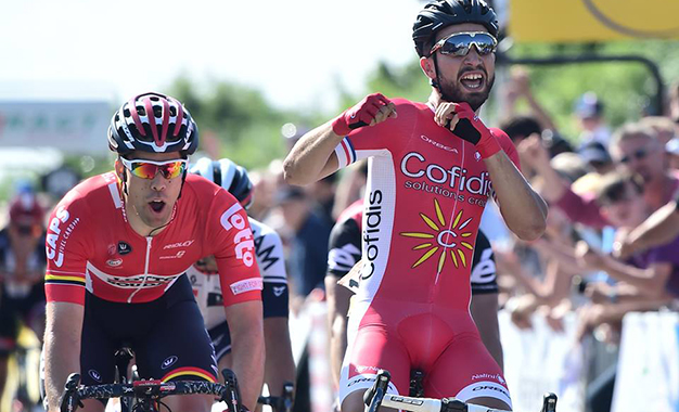 Bouhanni, faz homenagem a Muhammad Ali na chegada do Critérium Dauphine.