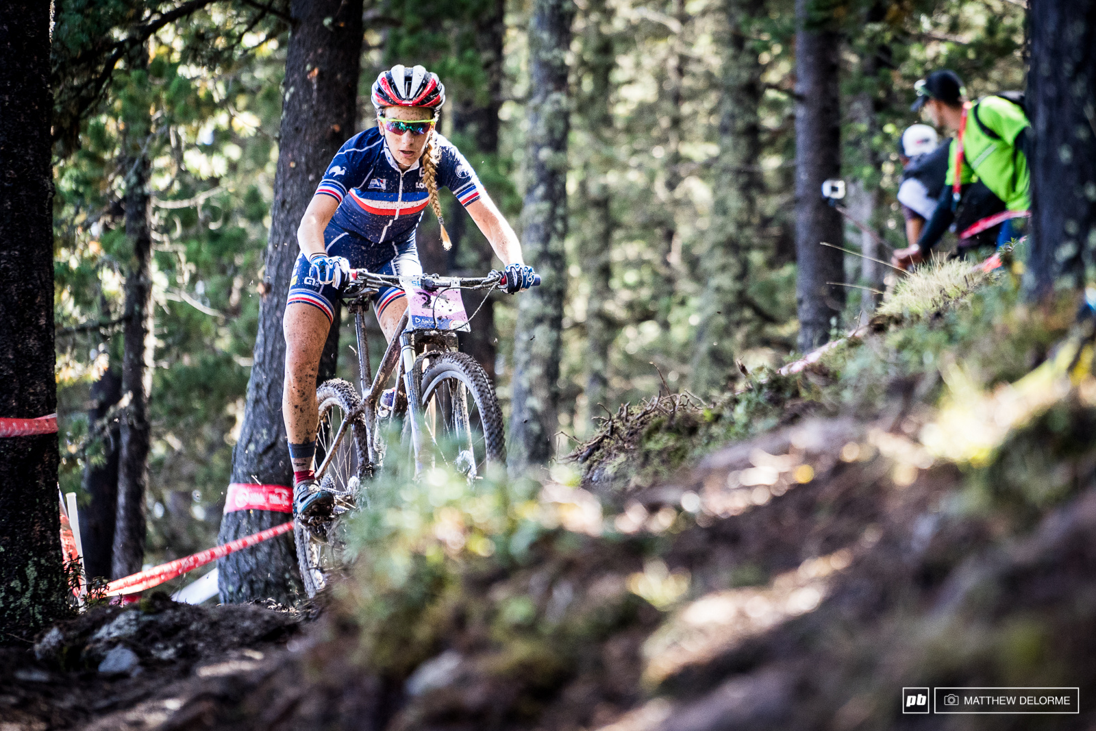 Pauline Ferrand-Prevot em ação no Mundial de 2015.